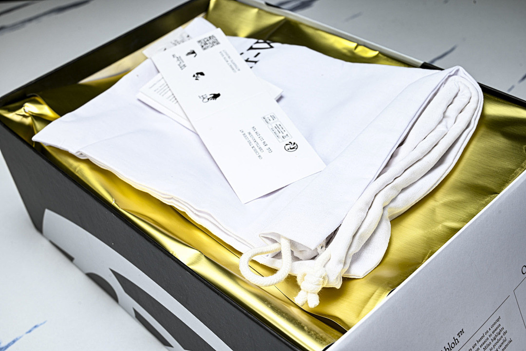 Off-White c/o Virgil Abloh