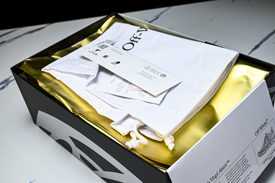 Off-White c/o Virgil Abloh