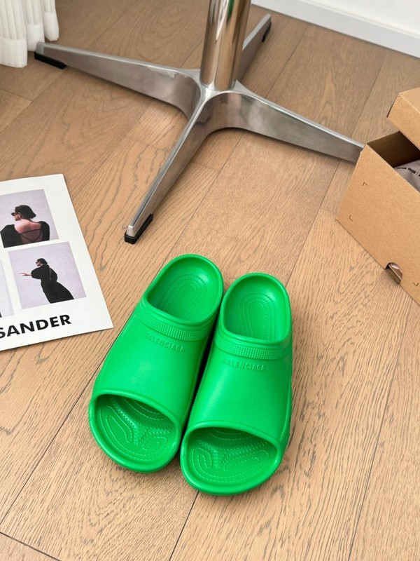 Ba1en*iaga SLIDES