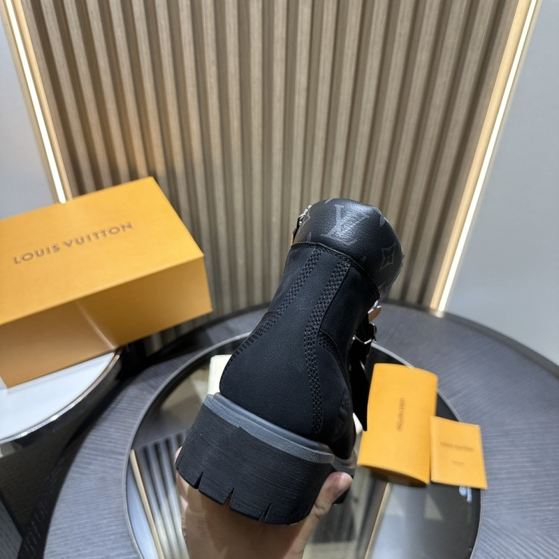 LOU1_TON SNEAKERS(The one with LV letters on the shoe is on the back)