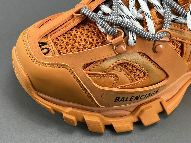 BALENCIAGA TRACK 800592 WTRHK 7000