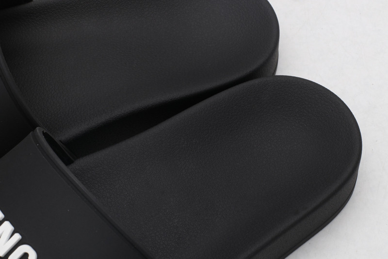 Ba*len*cia*ga black slides