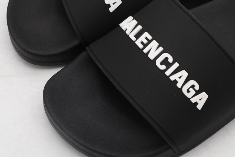 Ba*len*cia*ga black slides