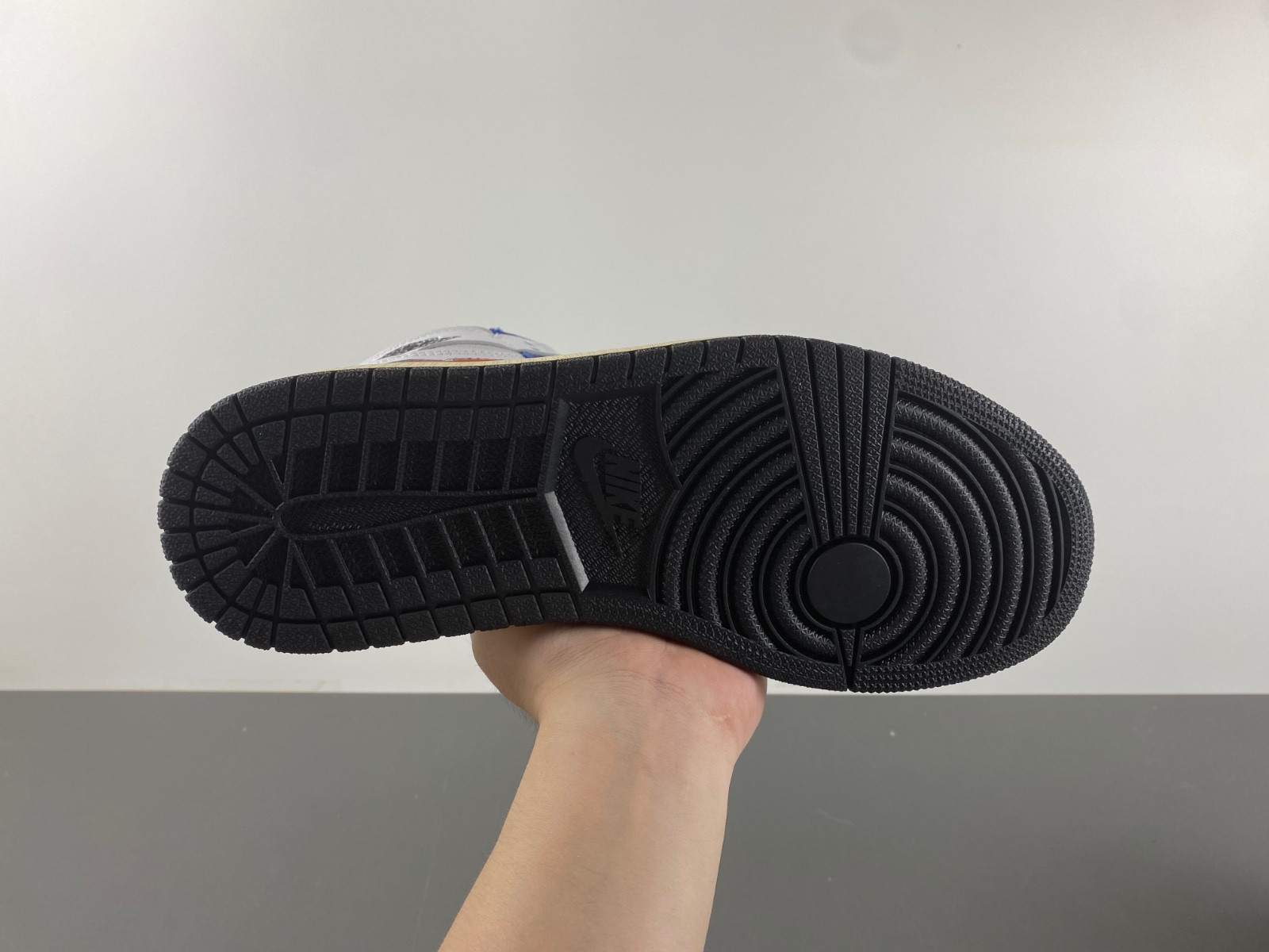 Air Jordan 1 Retro High OG "Deep Royal Blue" DZ5485-100