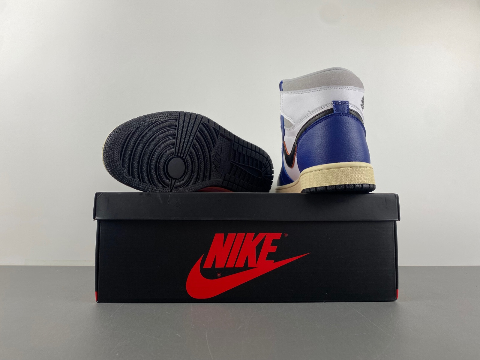 Air Jordan 1 Retro High OG "Deep Royal Blue" DZ5485-100