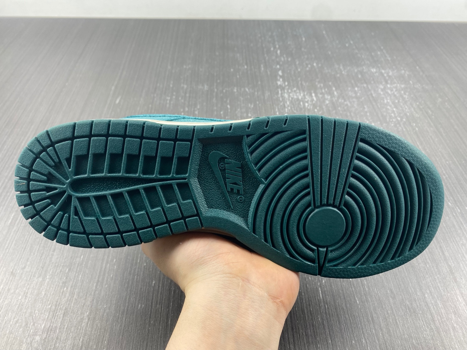 Nike Dunk Low Green Velvet (W) - DZ5224-300