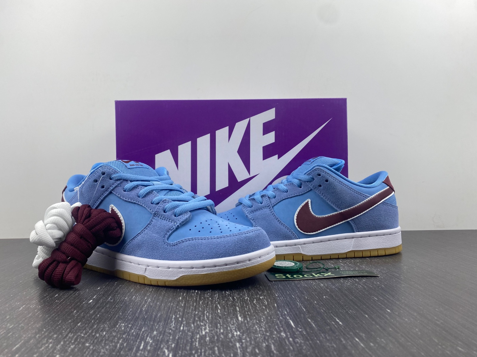 Nike SB Dunk Low Philadelphia Phillies - DQ4040-400