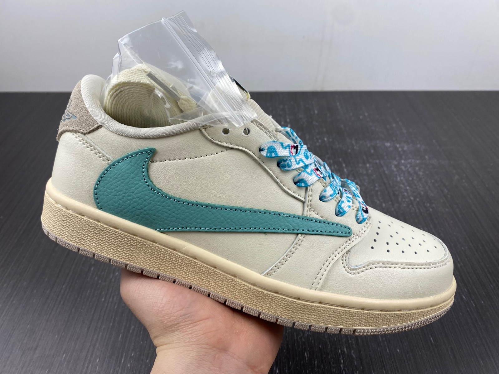 Travis Scott x Air Jordan 1 Low OG DM7866-102