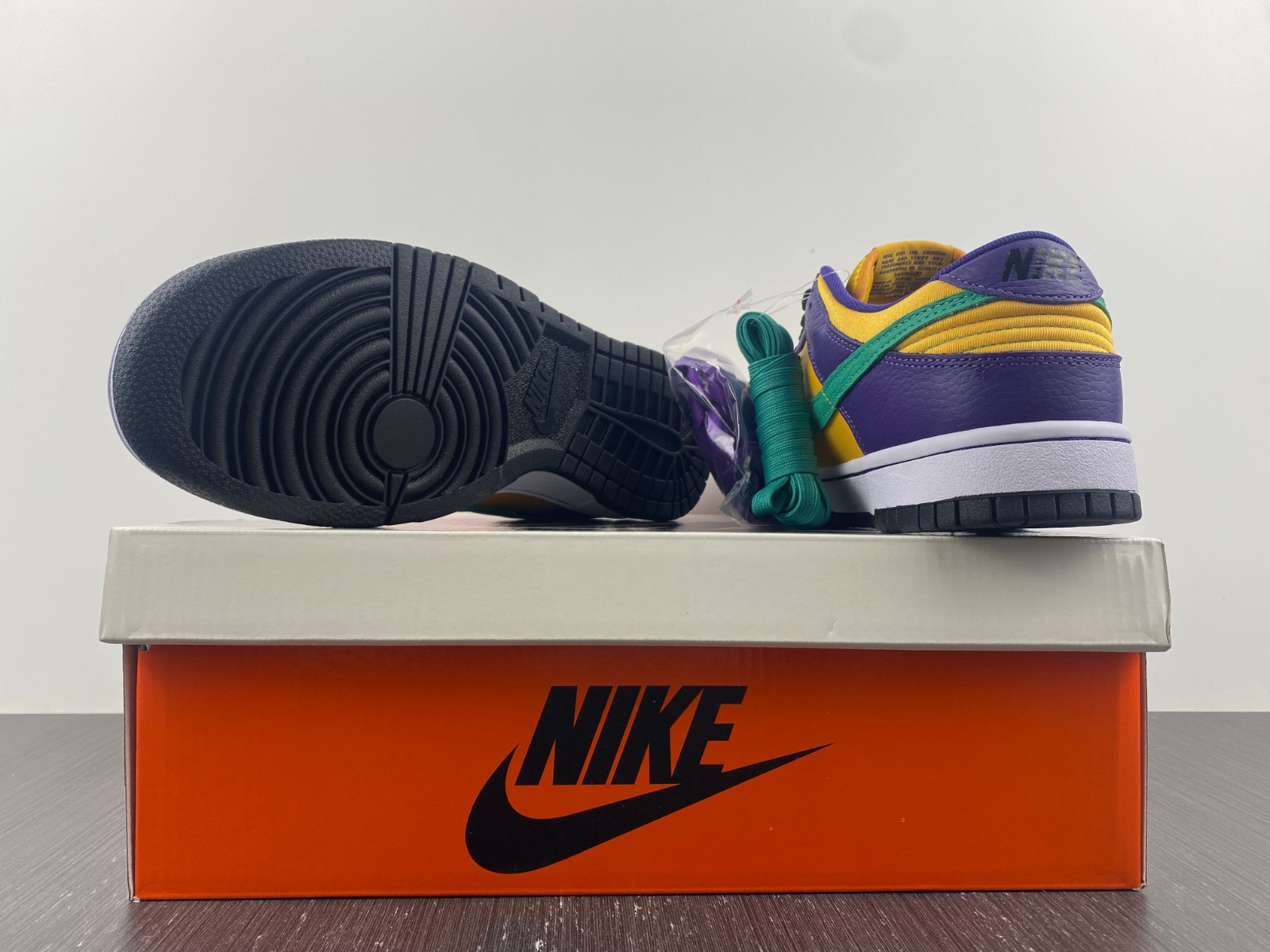 Nike Dunk Low LX Lisa Leslie (W) DO9581-500