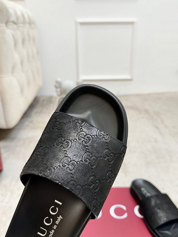 GUC LEATHER SLIDE