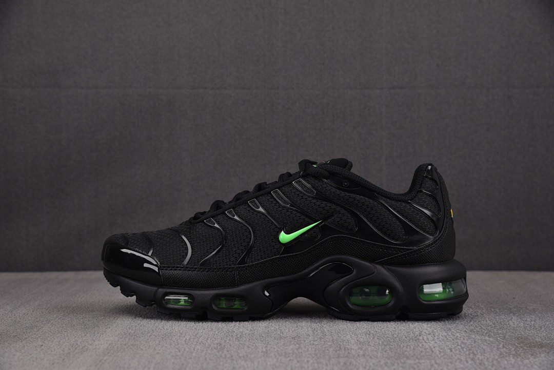 Nike Air Max Plus Black Green Strike - DM0032-024