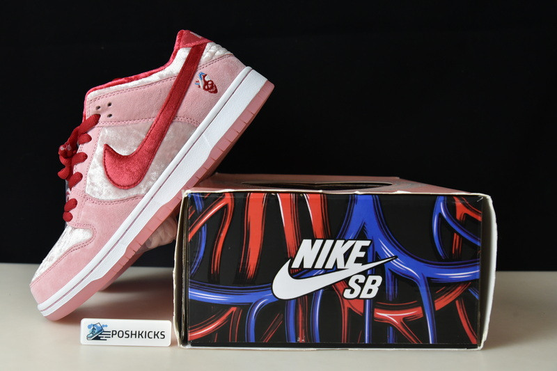 Nike SB Dunk Low StrangeLove Skateboards CT2552-800