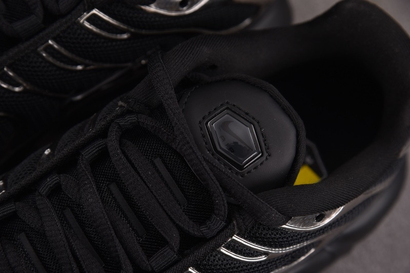 Nike Air Max Plus SE "Black & Metallic Silver" | HJ9743-001