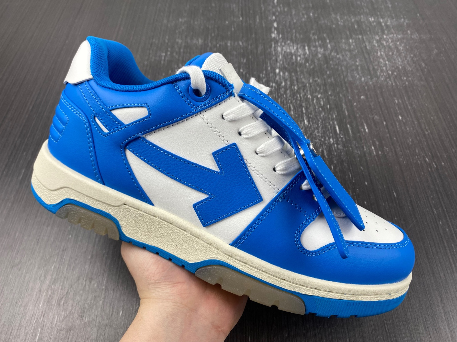 Off-White c/o Virgil Abloh