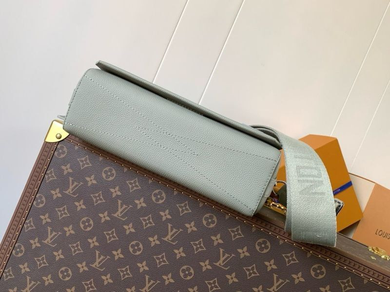 Louis Vuitton messenger