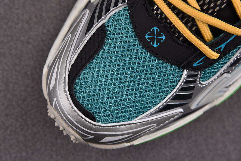 Off-White c/o Virgil Abloh