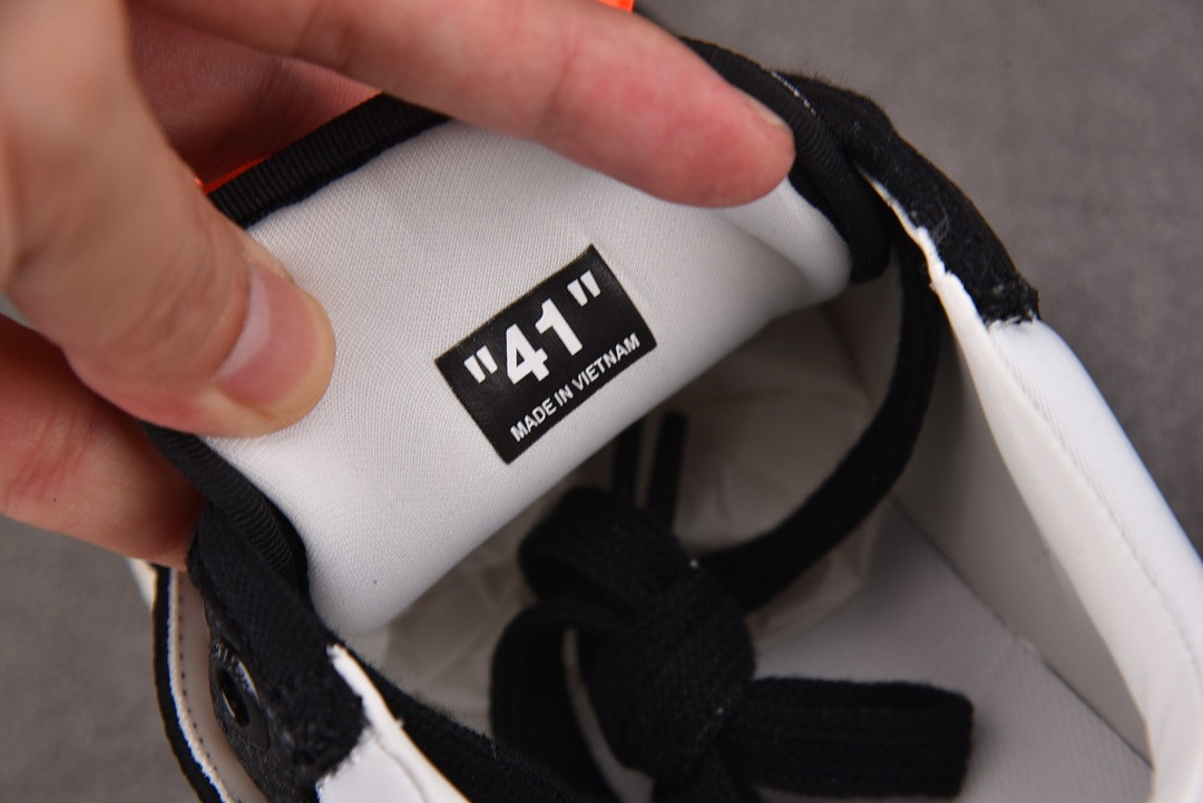 Off-White c/o Virgil Abloh