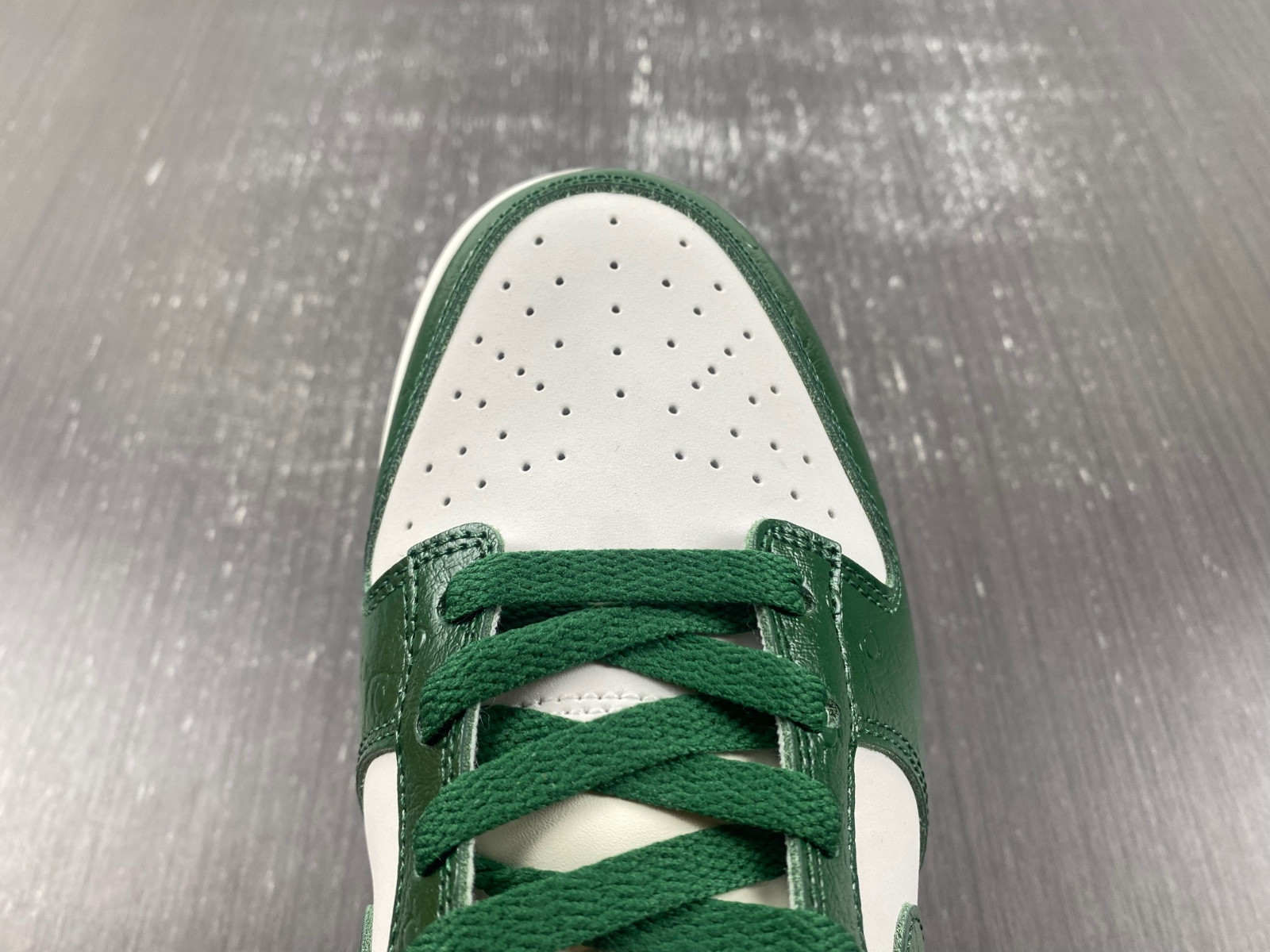 Nike Dunk Low LX WMNS “Green Ostrich” FJ2260-002
