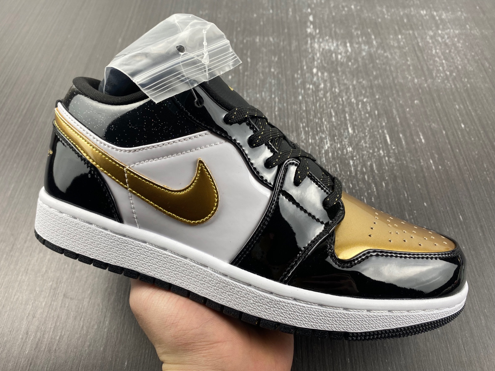 Jordan 1 Low SE Gold Toe (GS) - DR6970-071
