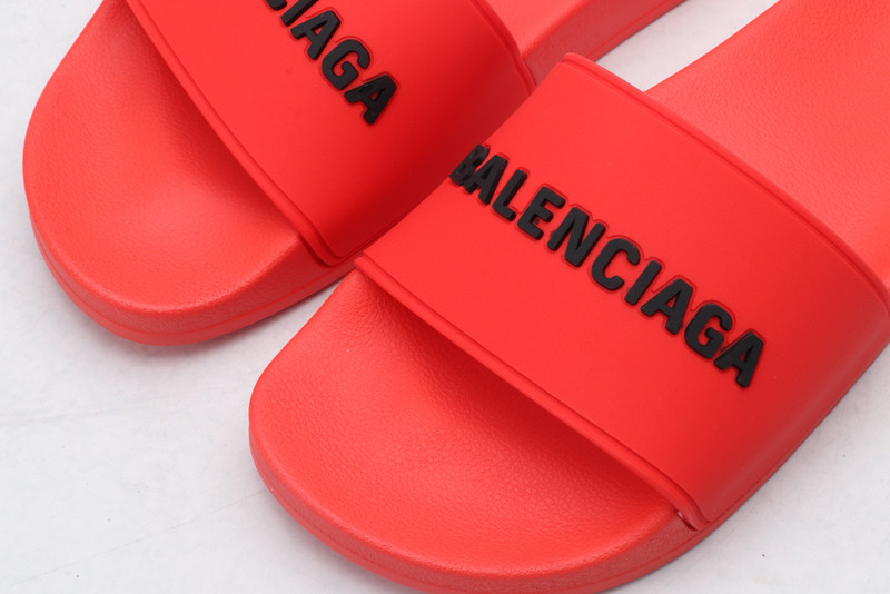 Ba*len*cia*ga red slides