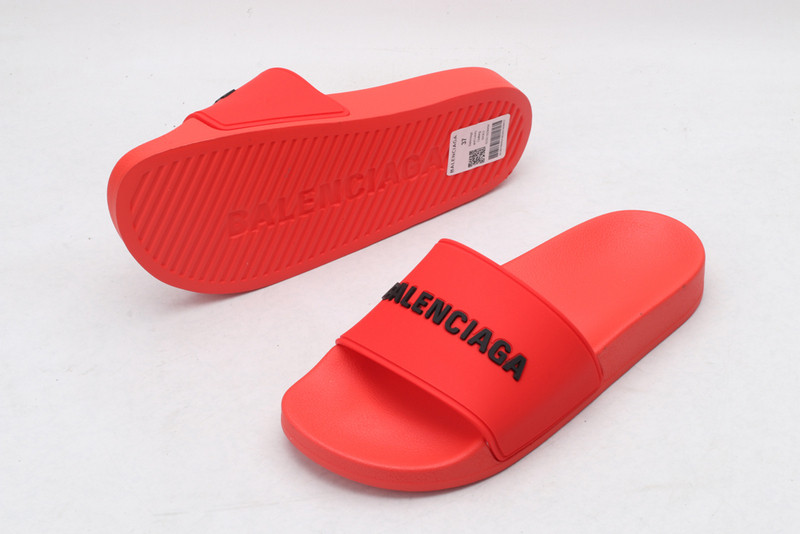 Ba*len*cia*ga red slides