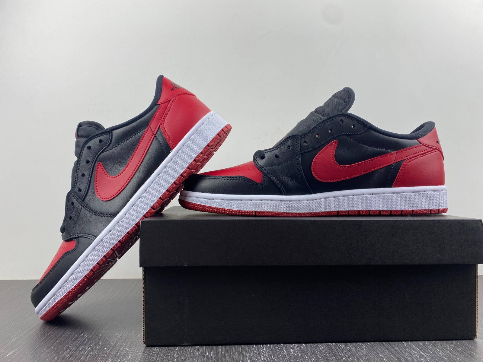 Jordan 1 Retro Low Bred (2015) - 705329-001