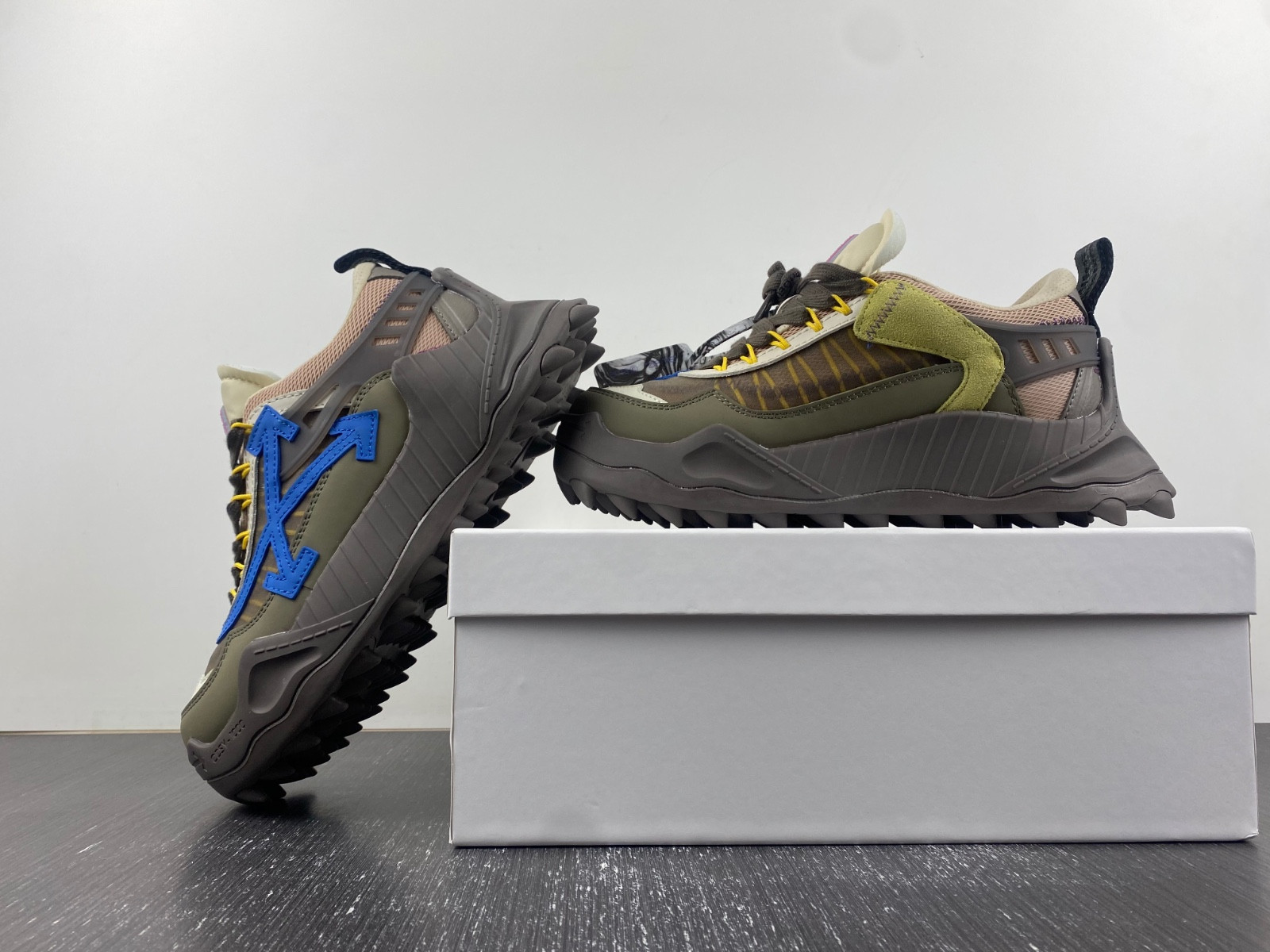 OW C/O ODSY-1000 SPORTS SHOES