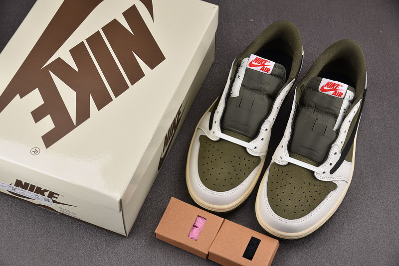 Travis Scott x Air Jordan 1 Low OG 